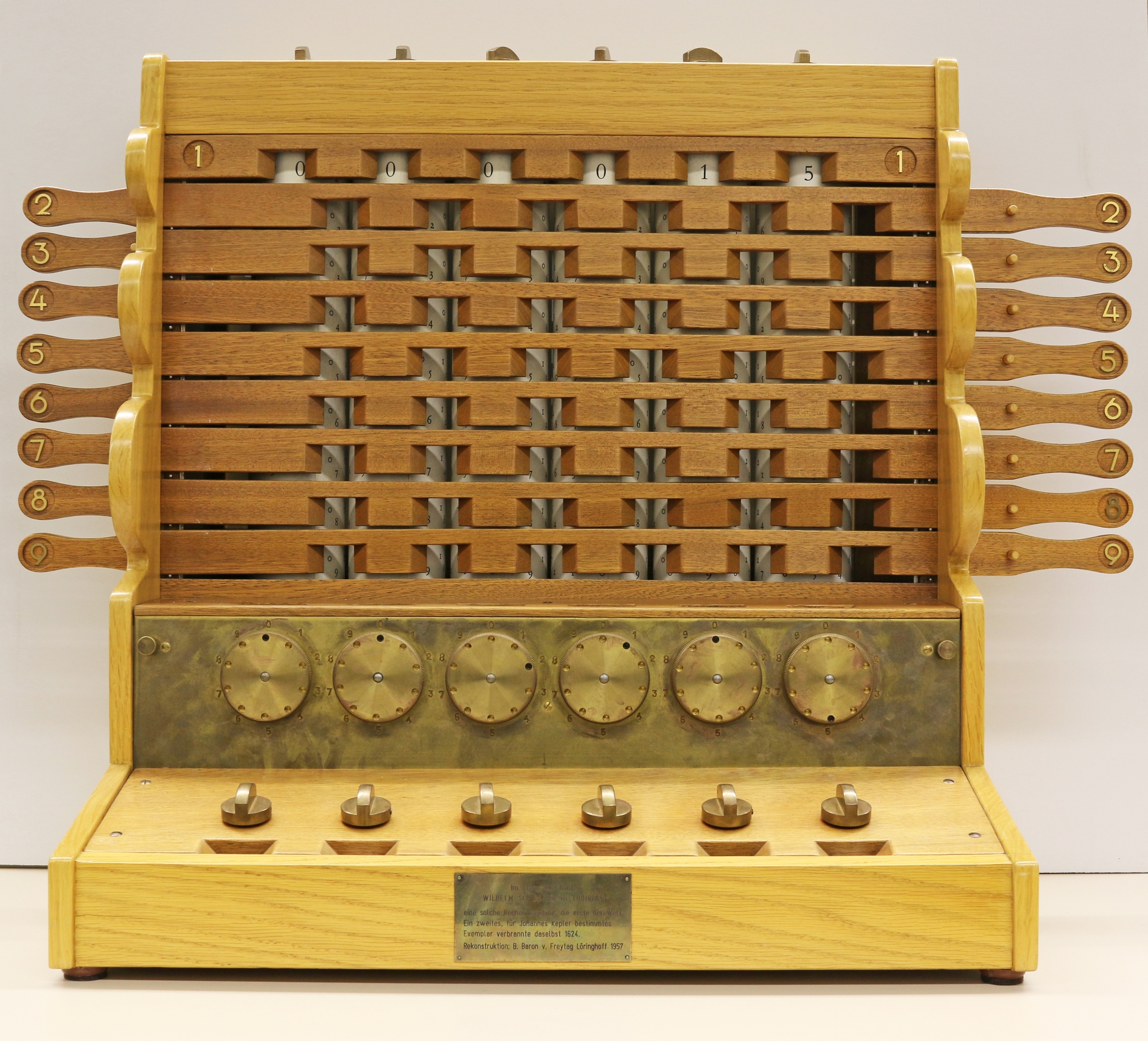 Die erste mechanische Rechenmaschine der Welt wurde 1623 von Wilhelm Schickard konstruiert, verfügte über einen automatischen Zehnerübertrag und war für Addition und Subtraktion geeignet.