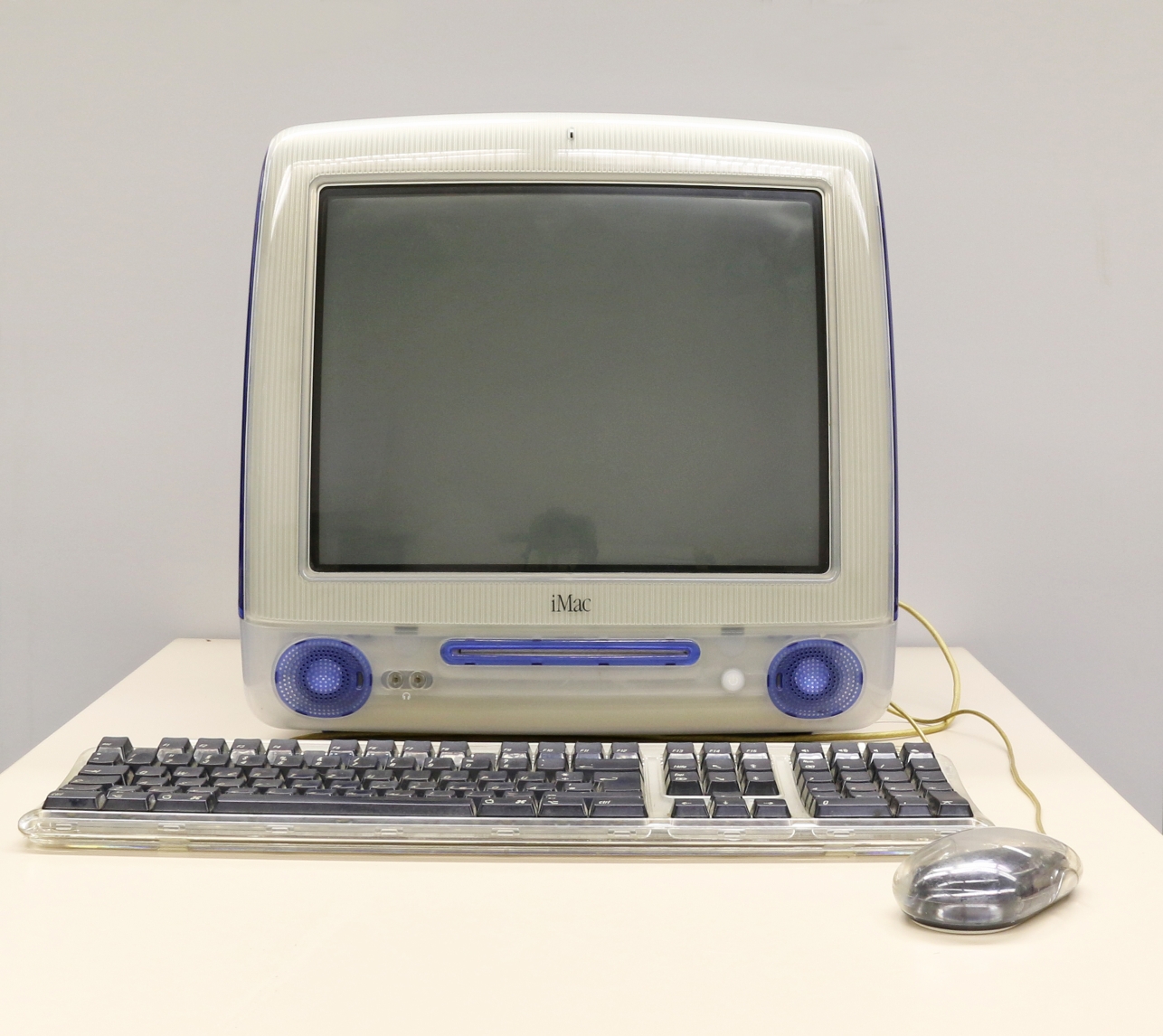 Der Apple iMac G3 von 1998 repräsentiert neben anderen IBM-kompatiblen PCs die Generation der Personal Computer, die heute in nahezu jedem Haushalt vorhanden sind.