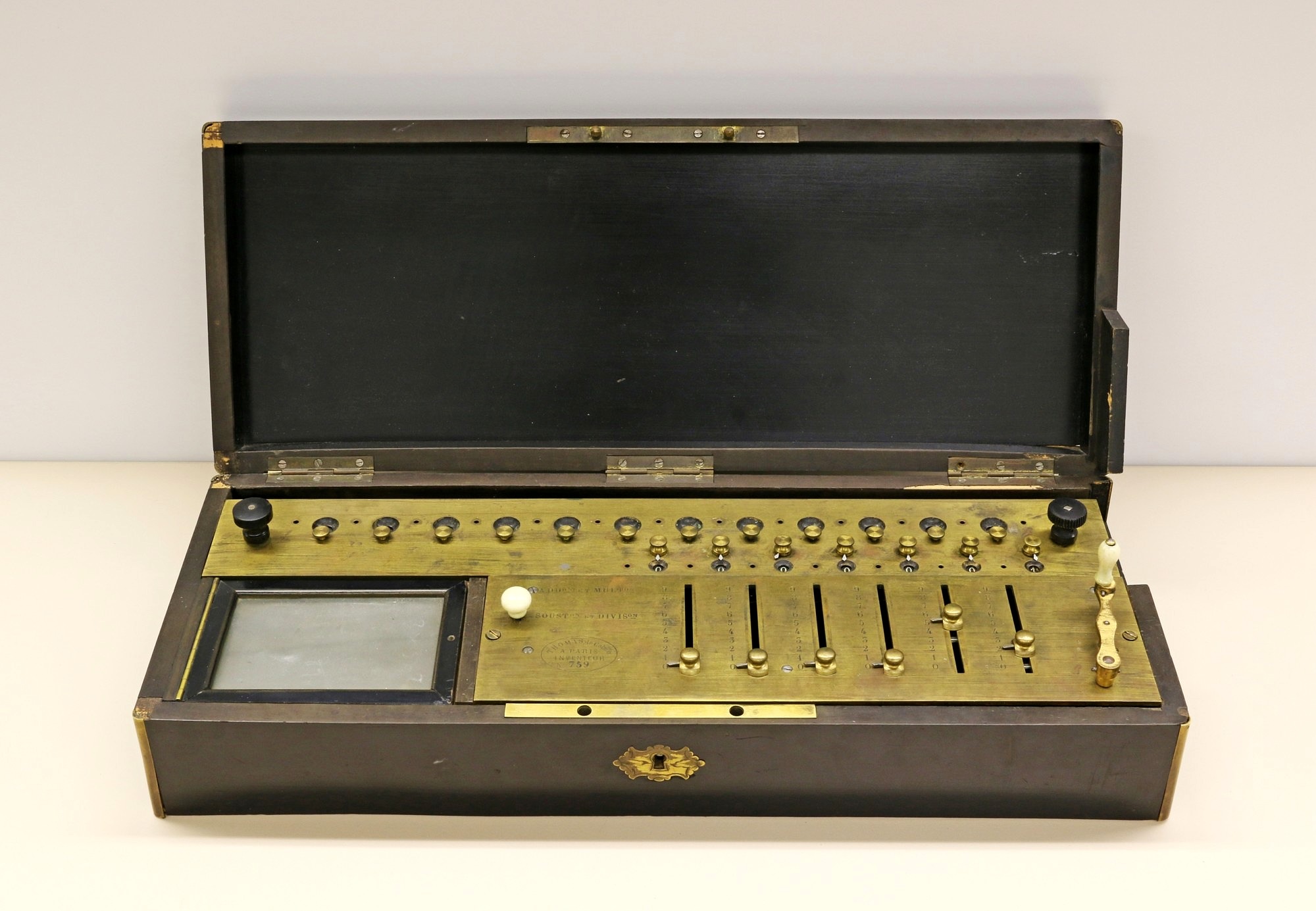 Dank einer Leihgabe des Mathematischen Instituts verfügt die Informatik-Sammlung über ein Arithmomètre von 1865, eine in Serie gefertigte Vier-Spezies-Maschine. Diese mechanische Rechenmaschinen wurde vermutlich von dem bekannten Mathematiker Felix Klein für Erlangen beschafft.