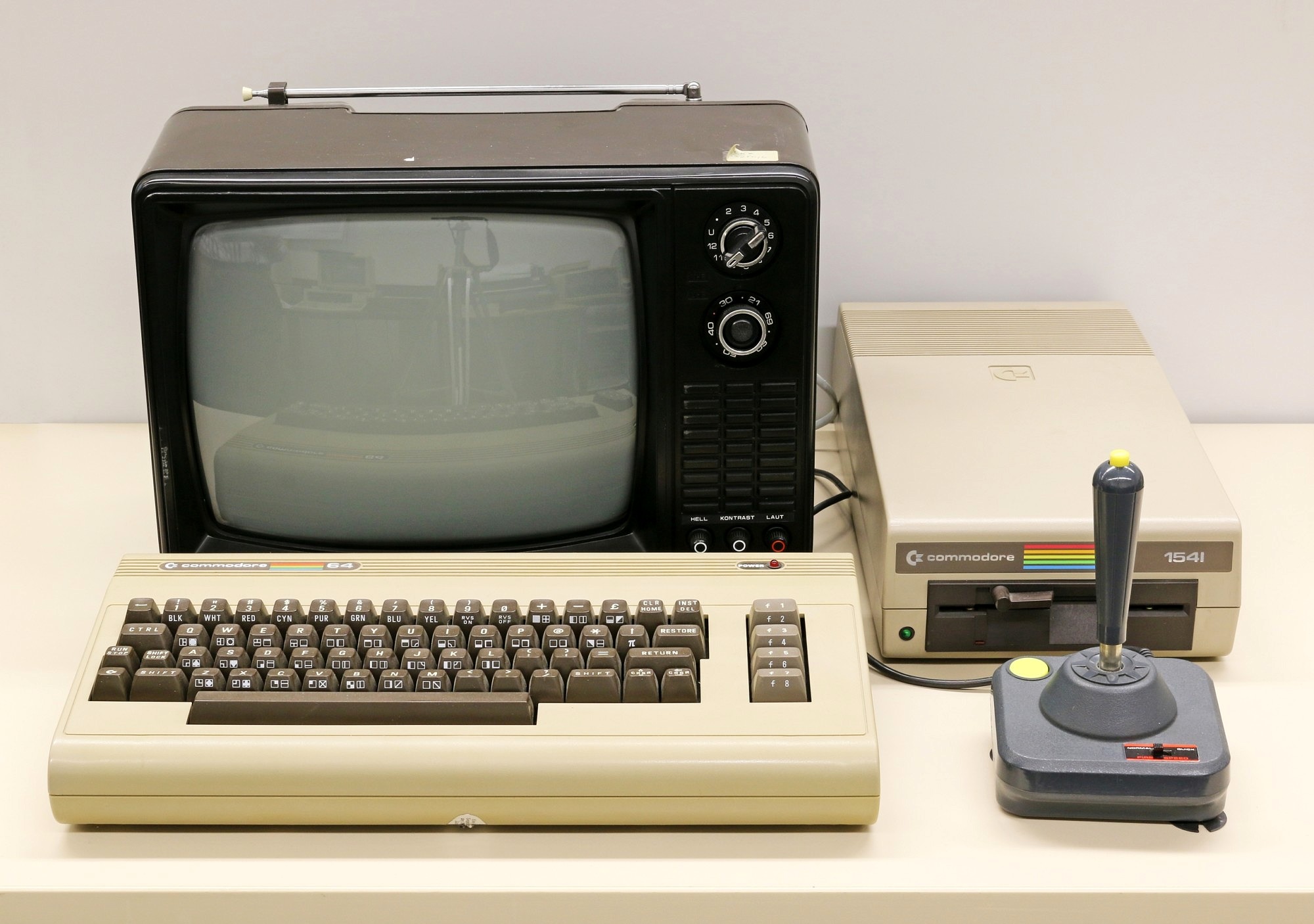 Der 1982 auf den Markt gebrachte Commodore C64 darf natürlich nicht fehlen, ist er doch der bekannteste und meistverkaufte Homecomputer weltweit und steht stellvertretend für die Generation der 8-Bit-Homecomputer.