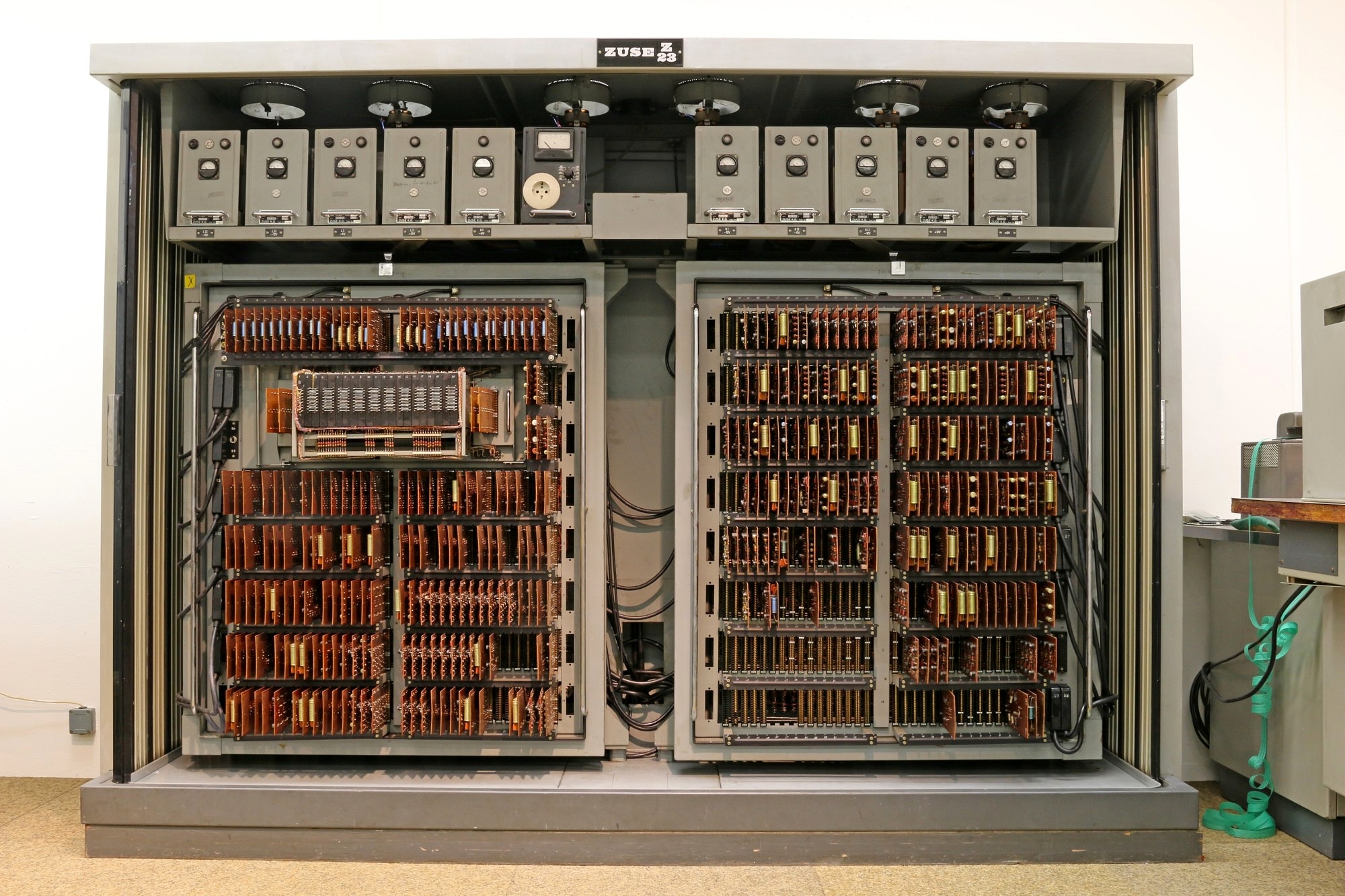 Das im wahrsten Sinne des Wortes größte Stück der Sammlung ist die Zuse Z23, die erste elektronische Rechenanlage der Zuse KG in Transistortechnik. Sie wurde 1962 angeschafft und war damit die erste elektronische Rechenanlage an der Universität Erlangen-Nürnberg.