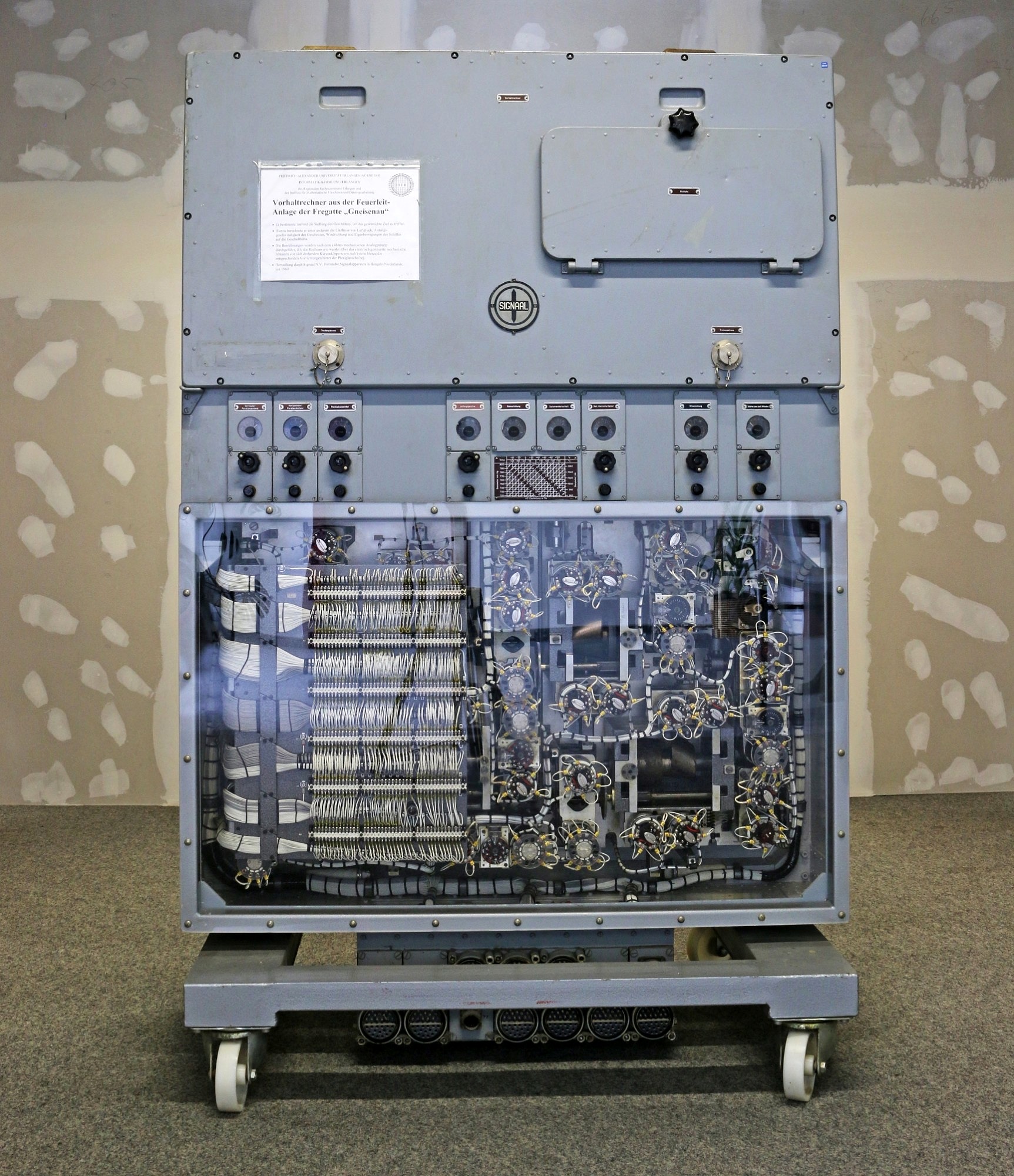 Mit dem Fahrzeitrechner von CONZEN-OTT (1955) und dem Feuerleitrechner der Firma SIGNAAL (1960) sind in der Sammlung auch Beispiele für analoge mechanische Rechenmaschinen vertreten.