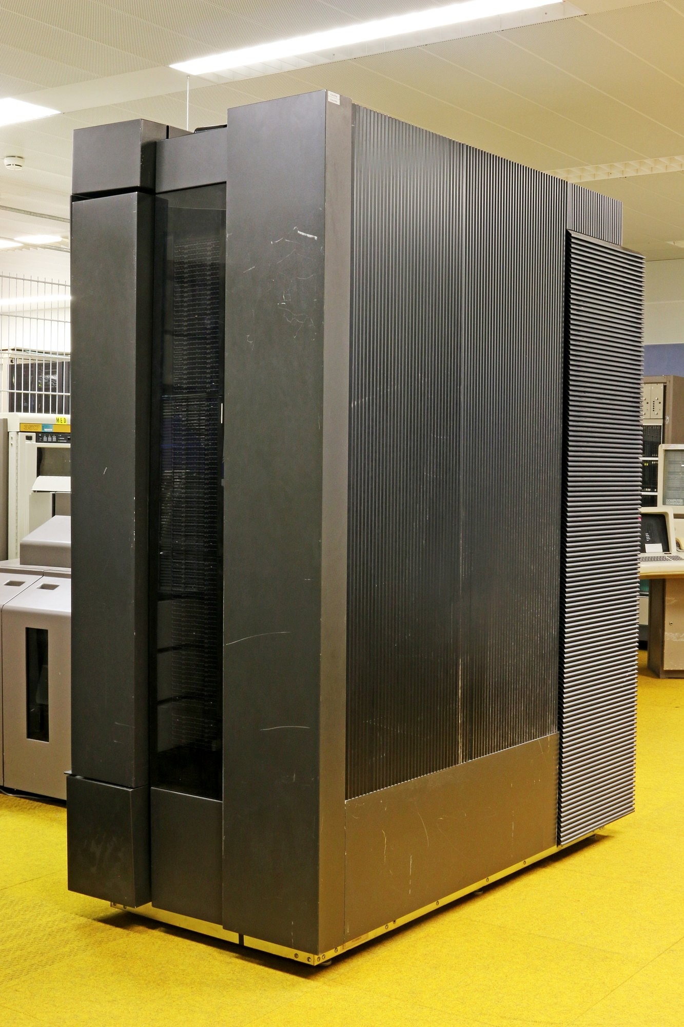 Mit der TM CM-5, die ab 1994 im Institut für Mathematische Maschinen und Datenverarbeitung (IMMD) in Gebrauch war, ist auch die Generation der Parallelrechner in der ISER vertreten.