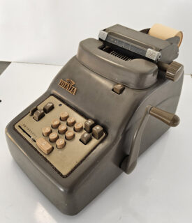 Zum Artikel "Neuzugang: Rechenmaschine Totalia 5300"