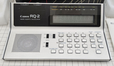 Zum Artikel "Neuzugang: Canon RQ-2: Radiowecker mit Quarzuhr und Taschenrechnerfunktion"