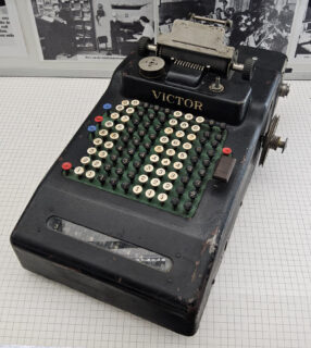 Zum Artikel "Neuzugang: Victor 320-S Electric, Elektromechanische Rechenmaschine"